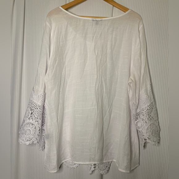 Unique Spectrum - White Light Weight Scoop Neck Blouse With Lace Detail - 3X - Picture 2 of 6